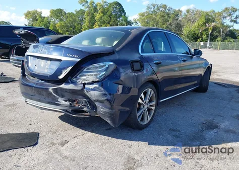 2015 Mercedes-Benz C 300 4Matic z USA, uszkodzony, nr VIN 55SWF4KB1FU058951
